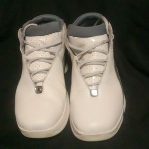 Jordan jumpan team flow grey and white sneakers men's size 11